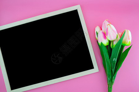 黄色郁金香花和黑板的美丽粉红色背景的平板黑顶层视野复制空间母亲节和假期概念图片