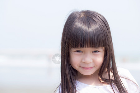 美丽的肖像小女孩一个微笑的小女孩站在海滩上孩子闲暇和快乐的户外图片