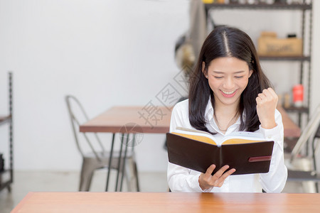 女孩对咖啡店自由职业者和教育概念很兴奋图片