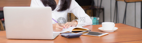 以笔记本用写记本写记本写本写写写方式上写方式写方式上方式用手笔着手上着的现用手方式写着的女图片