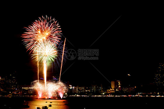 许多有夜市风景背的烟花庆祝新年图片