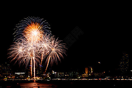 许多有夜市风景背的烟花庆祝新年图片