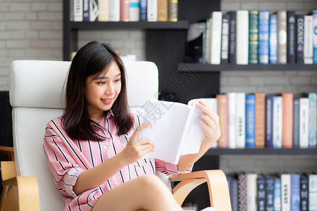 女孩学习文教育和生活方式概念图片