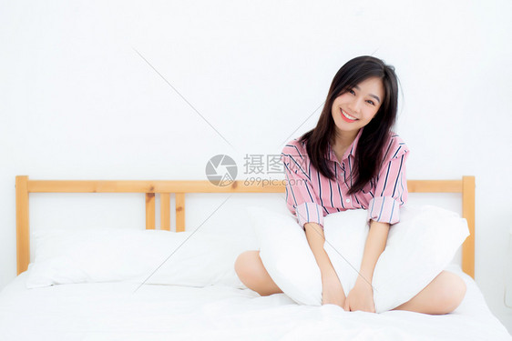 美丽的肖像年轻亚洲女人说谎和微笑早晨醒来时日出生活方式和放松概念图片