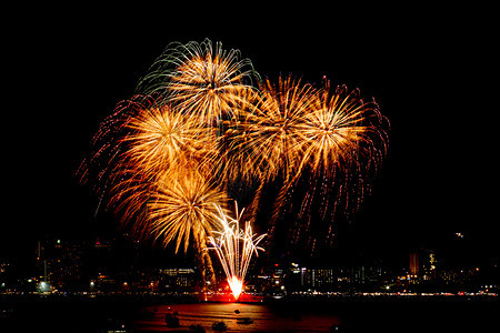 许多有夜市风景背的烟花庆祝新年图片