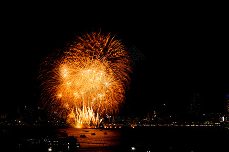 许多有夜市风景背的烟花庆祝新年图片