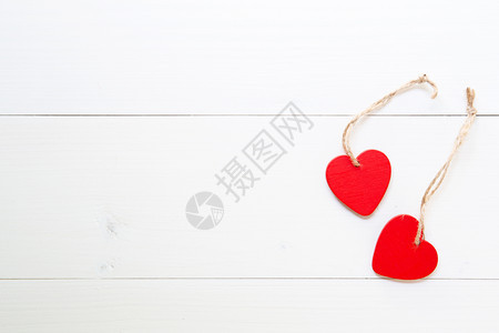 2月14日情人节红心与爱在木制背景图片