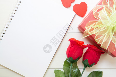 赠送红玫瑰花笔记本礼盒和心形木桌上留有复制空间2月14日情人节浪漫情人节的概念图片