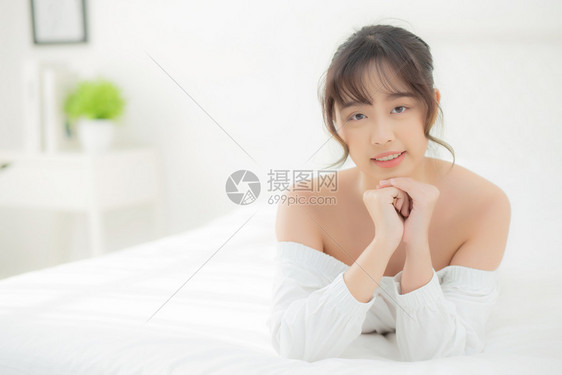 美丽的肖像年轻亚洲女人躺着笑早上醒来清晨日出美丽可爱的女孩快乐地躺在床上睡卧室里图片