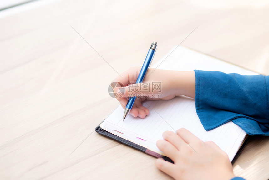 女作家在笔记本或日上思考想和写作充满快乐亚洲女孩的生活方式是学女