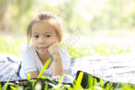 夏日公园里可爱的亚洲小女孩和子的快乐肖像从小Asia的孩子微笑和快乐在花园里放松生活方式童年概念图片