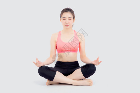 青春的女坐在瑜伽中与健身的Asiia女孩保健放松积极练习脱离白底健康和福利概念图片