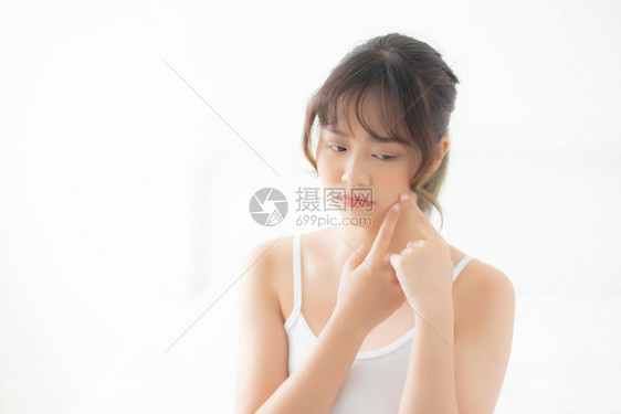 美丽的肖像年轻女卧室有肛门问题脸部美容青春治疗Asia女孩是小便担心和不高兴皮肤护理和健康的概念图片