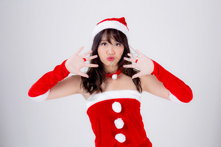 圣诞老人服装戴帽子在节日快乐笑美丽模特像女孩一样快乐圣诞节庆祝快乐图片