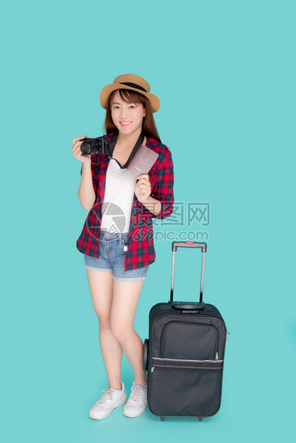 带着行李微笑的年轻女并乘暑假出国旅行快乐的Asia女孩拿着相机和护照及手提箱图片
