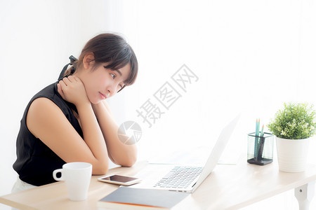 商业妇女超额从事笔记本电脑和颈部疼痛的工作在办公室女孩压力和慢疾病有办公室综合症健康和情感概念图片