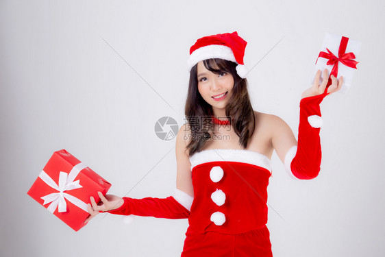 美丽的肖像年轻亚洲女快乐地拿着红礼盒兴奋地在圣诞节日孤立在白色背景asia女孩惊喜和庆祝圣诞节新年图片