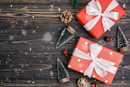 圣诞假的构成配有木制背景的红礼盒装饰新年和Xmas或纪念日配有季节顶层风景或平地在木制桌上的礼物图片