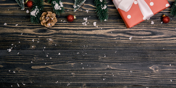 圣诞假日配有红礼盒装饰木制背景新年或纪念日在季节顶层视图或平板横幅网站的木制桌子上放礼物图片