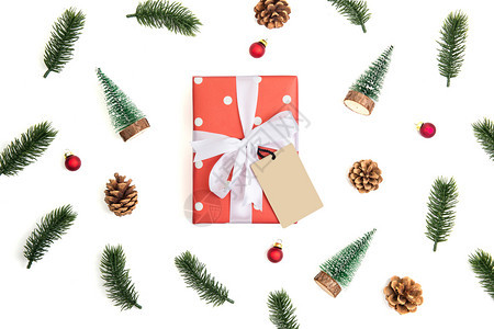 圣诞假配有红色礼品盒和标签装饰白色背景新年和Xma或纪念日单独设置季节顶楼或平地都有礼物图片