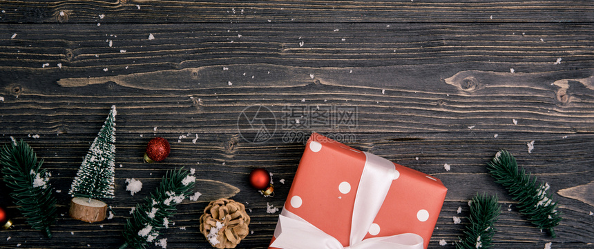 圣诞假日配有红礼盒装饰木制背景新年或纪念日在季节顶层视图或平板横幅网站的木制桌子上放礼物图片