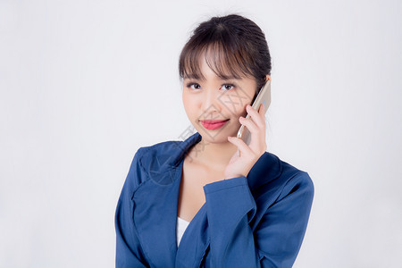 美丽的肖像年轻亚洲女商人自信的谈论智能手机孤立在白色背景秘书商业女人工作与电话快乐通信概念图片