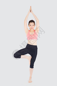美丽快乐的年轻女做瑜伽锻炼运动以休闲为目的与白种背景隔绝图片