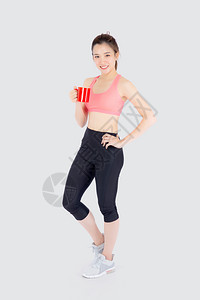 运动结束后美丽的年轻女在运动中锻炼后从玻璃中喝饮用水供白种背景的饥渴者喝锻炼后的女孩喝咖啡或茶图片