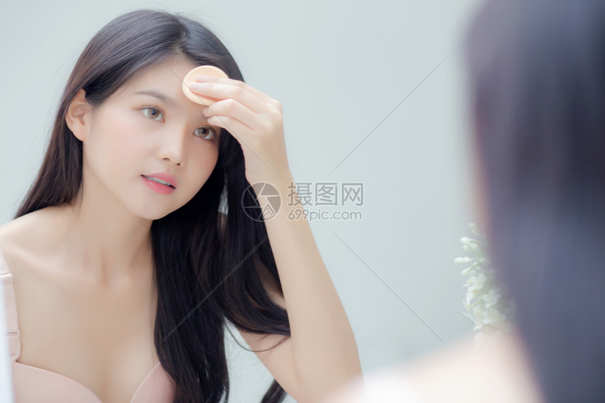 紧的手是年轻亚洲妇女手拿着在罐子里涂奶油的产品化妆美丽的女孩触摸乳液以恢复活力美貌完治疗和皮肤护理以及健康概念图片