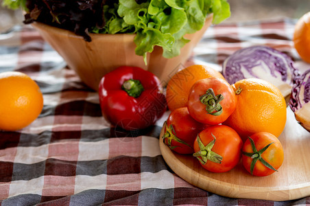 新鲜的有机生蔬菜和水果碗中的供餐桌上的沙拉素食和健康品或成分以及用复印空间烹饪健康收割用于农场营养概念的草药图片