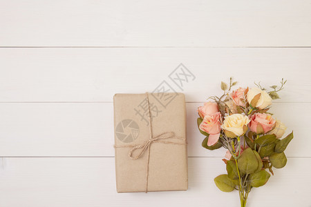 美丽的花盒和礼物放在浪漫的木制背景上献给母亲的一天或情人节配上面纱的语调春或夏天的自然在桌子上的装饰假日概念图片
