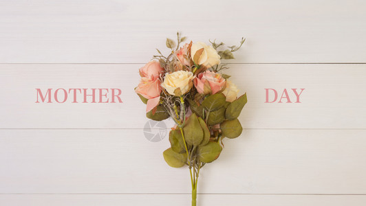 木制背景的美丽花朵浪漫母亲一天或情人节有糊口语的季或夏自然背景的装饰花束桌上礼物假日概念花朵图片