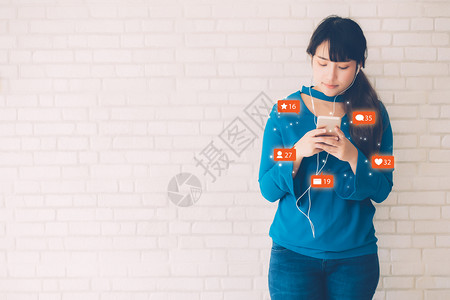 美丽的年轻亚洲女使用智能手机观看和社交媒体在线亚洲女孩在互联网上