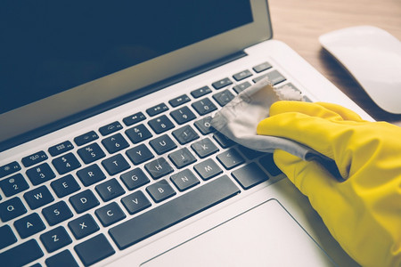 共19种织物有抗食酒精清洁在办公桌商业和保健概念上洗笔记本电脑背景