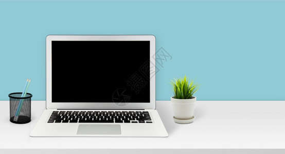 Mockup膝上型计算机在办公桌上显示空白屏幕工作间模拟计算机屏幕空和键盘鼠标工厂和在家桌上复制空间业务展示概念图片