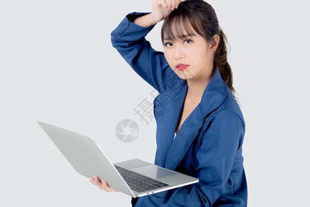 年轻美丽的女工作寻找笔记本电脑精疲力尽忧心忡孤立在白人背景图片