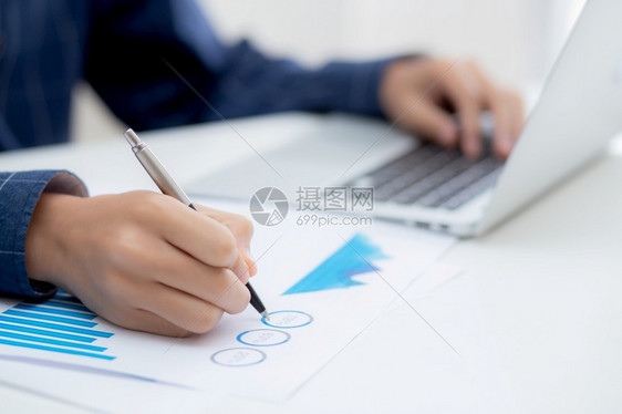 商业人手用笔营销和投资统计利润报告金融经济和增长统计管理和规划指向文件数据图表和图片