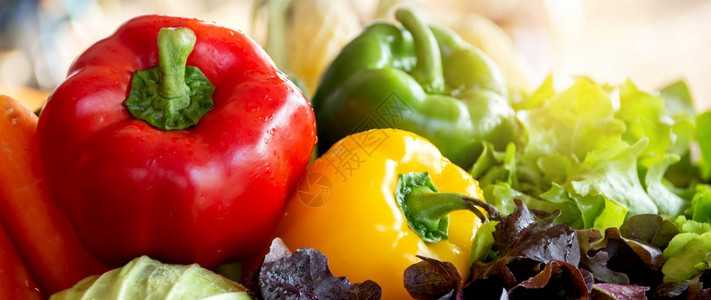新鲜的有机生菜和水果碗里有沙拉素食和健康品或以及烹饪健康农场收割营养概念横幅网站的草药图片