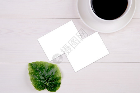 假名卡装有复制空间叶子和木制桌上的咖啡杯名片空白并留下设计或品牌装饰仿制模板没有人平铺顶层风景图片