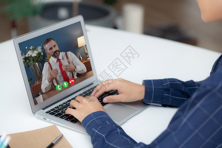 年轻商人在家办公桌上使用笔记本电脑空白屏幕商人在笔记本上工作在互联网上复制文字信息男打键盘通信概念的空间图片