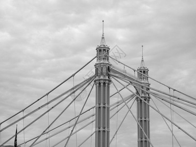 艾伯特桥跨越英国伦敦的泰晤士河黑白横穿英国伦敦的泰晤士河伦敦的泰晤士河上空阿尔伯特桥黑白横穿伦敦的泰晤士河图片