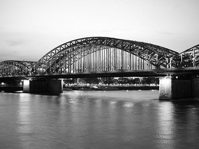 Hohenzollernbruecke意思是Hohenzollern桥穿越德国科伦的莱茵河黑白相间Hohenzollernbru图片