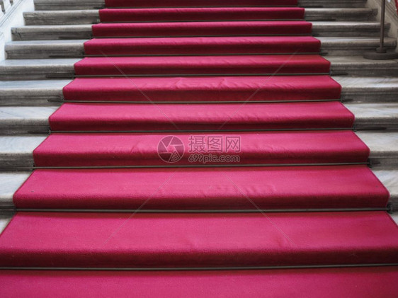 红地毯在楼梯上用来礼仪和正式场合或事件上标出路线红地毯在楼梯上标出路线图片