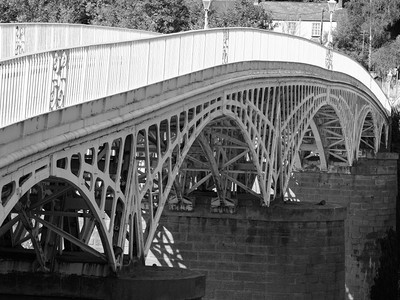 旧怀伊桥穿越威尔士蒙茅斯郡和英国格洛特郡之间的河流英国切普斯托黑白两色图片