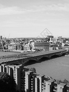 英国伦敦泰晤士河的全景黑色和白伦敦的泰晤士河黑和白色背景图片