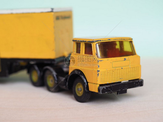 具有选择焦点的黄货车型号古配有拖拉机和车的电动黄色玩具卡图片