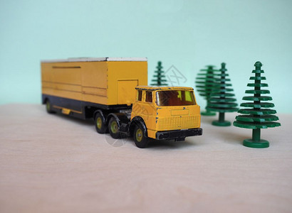 具有选择焦点的黄货车型号古配有拖拉机和车的电动黄色玩具卡图片