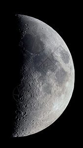 第一季度的月亮以垂直天文望远镜观测到第一季度的月亮以望远镜观测到的第一季度月亮图片
