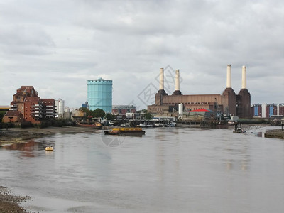 从联合王国伦敦泰晤士河观测到的巴特海发电站图片