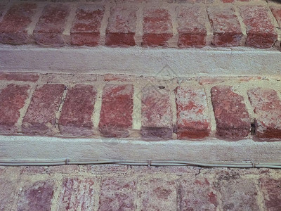 古老楼梯的红砖图片